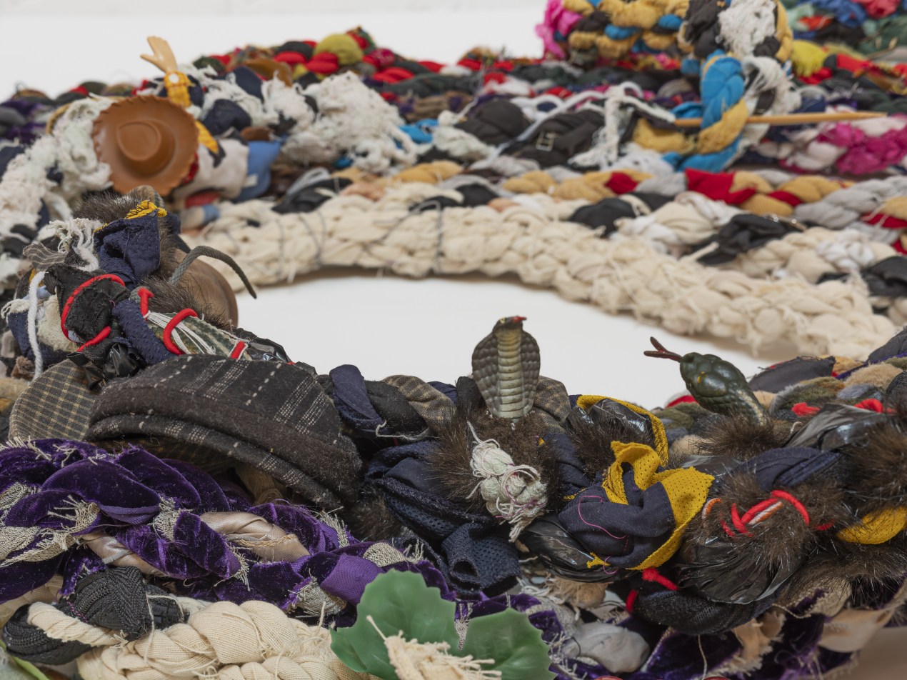 Detalj från Janine Antoni "Moor" (2001). Foto Jean-Baptiste Beranger.