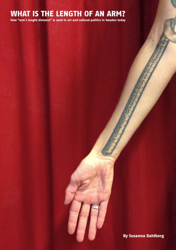 utsträckt arm med tatuerat måttband framför röd ridå