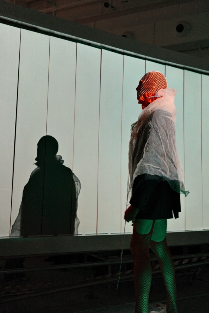 Stillbild från performancet "A World Where Nothing Is Private". Foto: Erica Moon-Nam Lindberg