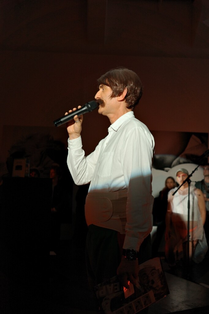 Marc Siegel i performancet "A World Where Nothing Is Private". Foto: Erica Moon-Nam Lindberg
