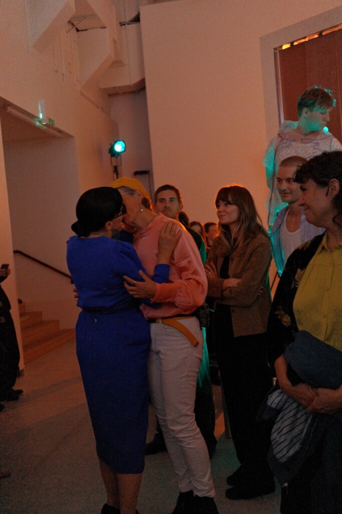 Susanne Sachssen kysser en person i publiken under performancet "A World Where Nothing Is Private". Foto: Erica Moon-Nam Lindberg